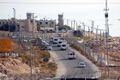 מעבירים אסירים במסגרת העסקה (צילום: גור דותן) (צילום: גור דותן)