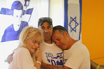 פעילי מטה שליט במצפה הילה פרצו בבכי למראה תמונותיו (צילום: חגי אהרון) (צילום: חגי אהרון)
