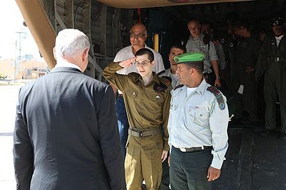Shalit salutes Netanyahu (Photo: Avi Ohayon, GPO) (Photo: Avi Ohayon, GPO)