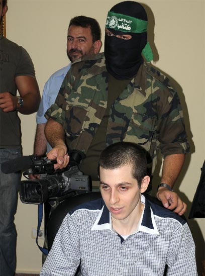 Shalit giving interview to Egyptian TV (Photo: AP) 
