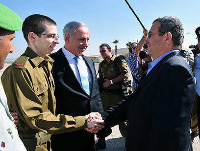 שליט לוחץ את ידו של ברק בתל נוף (צילום: אריאל חרמוני, משרד הביטחון) (צילום: אריאל חרמוני, משרד הביטחון)