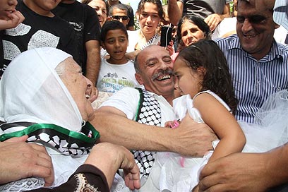 מוחליס ברע'אל מתקבל בלוד בחיבוקים ונשיקות (צילום: עופר עמרם) (צילום: עופר עמרם)