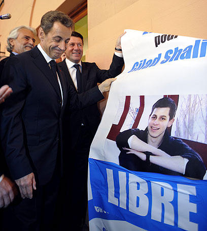 לצרפת 8 אזרחים נוספים שחטופים ברחבי העולם. סרקוזי ותמונת שליט (צילום: AFP) (צילום: AFP)