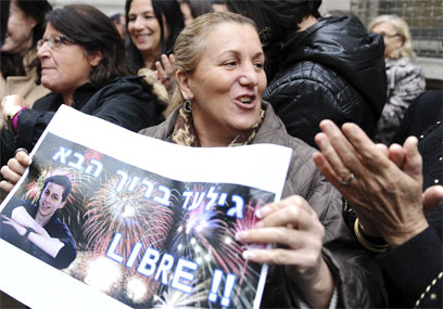 חגיגות בפריז. "חופשי!" (צילום: AFP) (צילום: AFP)