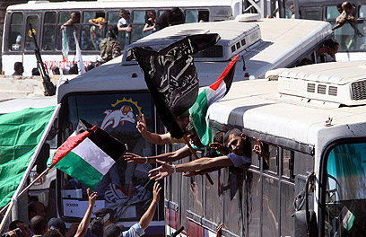 האסירים הפלסטינים מתקבלים ברצועת עזה (צילום: EPA) (צילום: EPA)