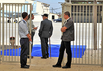 צבי שליט ממתין בתל נוף (צילום: אריאל חרמוני, משרד הביטחון) (צילום: אריאל חרמוני, משרד הביטחון)
