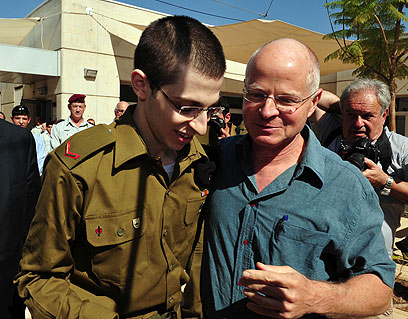 Gilad and his father (Photo: Ariel Hermoni, Defense Ministry)