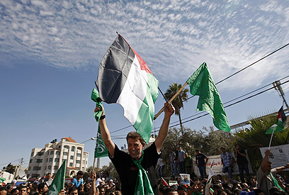 חגיגות החמאס עם שחרור האסירים בעסקת שליט (צילום: AP) (צילום: AP)