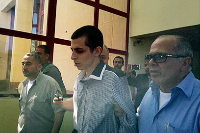 Shalit's handover (Photo: Reuters)
