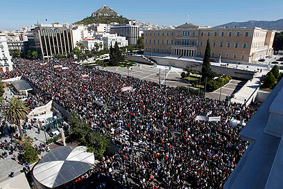 ההפגנה מול הפרלמנט היווני. "ייאוש, כעס ומרירות" (צילום: רויטרס) (צילום: רויטרס)