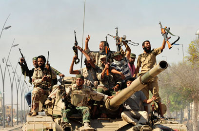 המורדים בלוב (צילום: רויטרס) (צילום: רויטרס)
