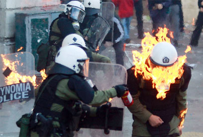 מהומות ביוון בחודש שעבר. התמיכה ברה"מ עומדת על כ-10% (צילום: AP) (צילום: AP)