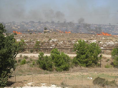 שריפת חורש. "הכביש מלא עשן" (צילום: שלום חביב)