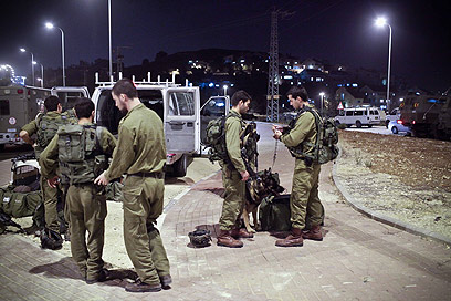 חיילי צה"ל סמוך לאזור הדקירה, הערב (צילום: נועם מושקוביץ) (צילום: נועם מושקוביץ)