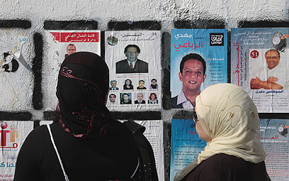 כרזות בחירות ברחובות תוניסיה, "יש אמון במארגני הבחירות"  (צילום: AP) (צילום: AP)
