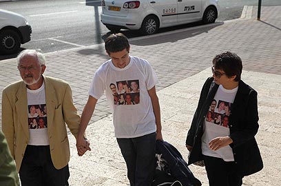 טל מור עם הוריו בדרך לבית המשפט (צילום: מוטי קמחי) (צילום: מוטי קמחי)