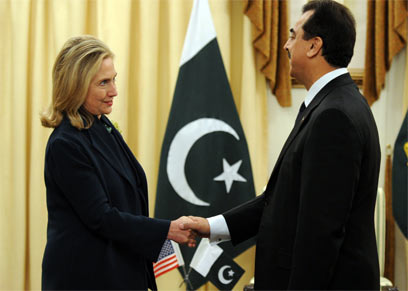 קלינטון עם ראש ממשלת פקיסטן, גילאני, בשבוע שעבר. מתיחות (צילום: AP) (צילום: AP)