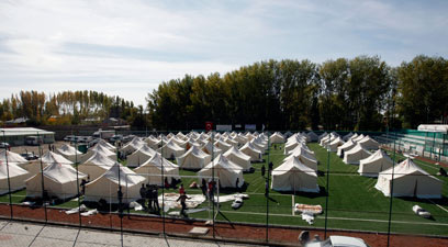 מגרש כדורגל שהפך לעיר אוהלים. 15 אלף ללא קורת גג (צילום: AP) (צילום: AP)