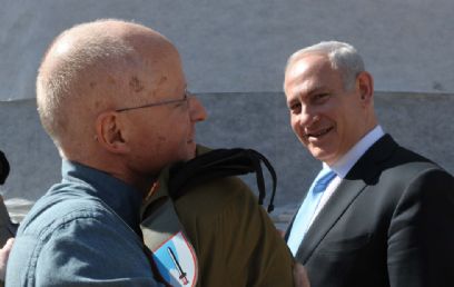 Gilad Shalit embraces his father upon return (Photo: GPO)