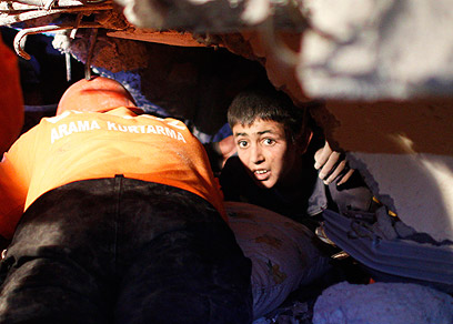 יונוס ג'ראי בין ההריסות בטורקיה (צילום: רויטרס) (צילום: רויטרס)