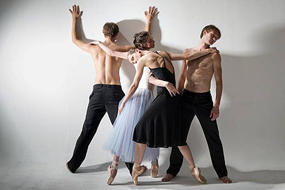 "ארבע העונות". לארבעה רקדנים ופסנתר (צילום: Marco Borggreve) (צילום: Marco Borggreve)