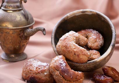 עוגיות יויו תוניסאיות בטעם תמרים בציפוי שקדים וקוקוס (צילום: ראובן אילת) (צילום: ראובן אילת)