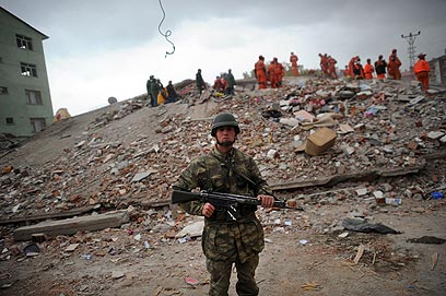 חייל טורקי באזור הרעש (צילום: AFP) (צילום: AFP)