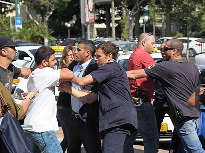 עימות מחוץ לבית המשפט, היום בתל אביב (צילום: מוטי קמחי) (צילום: מוטי קמחי)