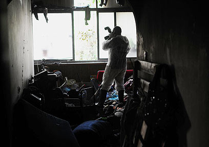 בתוך ביתה השרוף של ג'נו (צילום: ירון ברנר) (צילום: ירון ברנר)