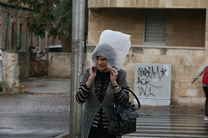 מתגוננים מהגשם, היום בירושלים (צילום: גיל יוחנן) (צילום: גיל יוחנן)