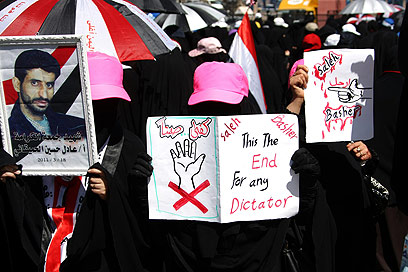 נשים מפגינות. "זה הסוף של הדיקטטור שלי"                  (צילום: AFP) (צילום: AFP)