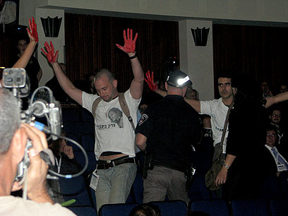 הפעילים קמו באמצע הנאום. "נותנים מחסה לרוצחים"  (צילום: עומרי ברנדייס) (צילום: עומרי ברנדייס)