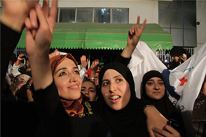 נשים תוניסאיות חוגגות את ניצחון א-נהדה. לא יוכרחו לעטות רעלה (צילום: AP) (צילום: AP)