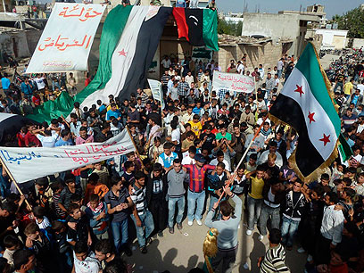 הפגנות בסוריה. 50 הרוגים ביום אחד (צילום: רויטרס) (צילום: רויטרס)