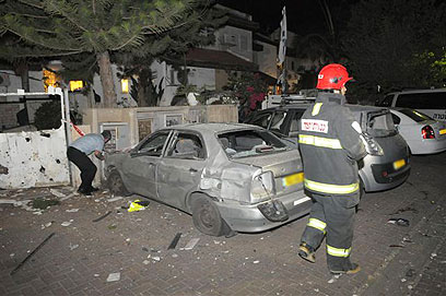 נזק רב נגרם גם למכוניות בגן-יבנה (צילום: אבי רוקח) (צילום: אבי רוקח)