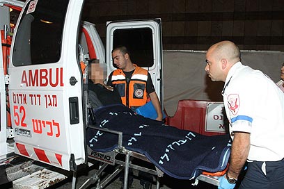 פינוי פצועים בבית החולים קפלן (צילום: עופר עמרם)