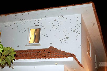 נזקי רסיסים מפיצוץ הגראד ליד בית מגורים באשקלון (צילום: אליעד לוי) (צילום: אליעד לוי)
