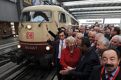 הרכבת כבר עצרה בתחנה. דור המהגרים הראשון מגיע למינכן (צילום: EPA) (צילום: EPA)