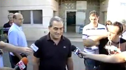 מנבר יוצא מהכלא בצהריים (צילום: אמיר לוי)