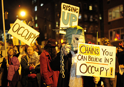 המחאה נמשכת. מפגינים בניו יורק וחוגגים את ליל כל הקדושים (צילום: AFP) (צילום: AFP)