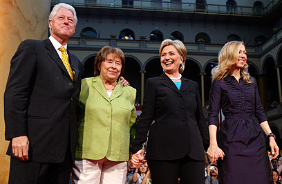 דורותי רודהאם לצד בתה הילרי, חתנה ביל ונכדתה צ'לסי, ב-2008 (צילום: רויטרס) (צילום: רויטרס)