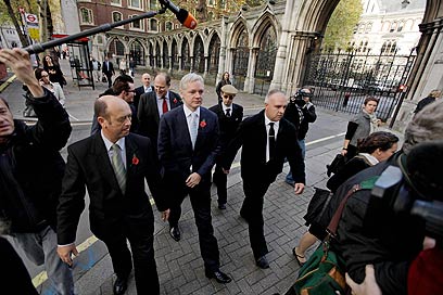 יעבור חקירה. אסאנג' מגיע עם אנשיו לבית המשפט בלונדון (צילום: AP) (צילום: AP)