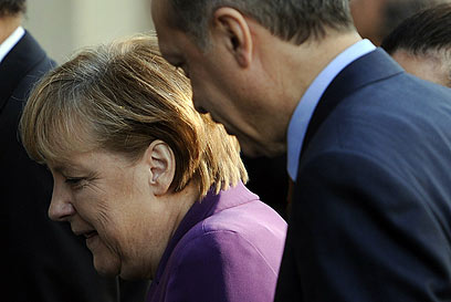 הקנאצלרית תדרוש התנצלות? ארדואן ומרקל בברלין, היום (צילום: AFP) (צילום: AFP)