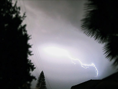 דני שופן תפס בעדשה ברק במושב סגולה (צילום: דני שופן) (צילום: דני שופן)