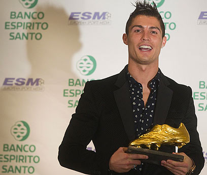 כריסטיאנו רונאלדו עם נעל הזהב. "חושב רק על ריאל מדריד" (צילום: AFP) (צילום: AFP)