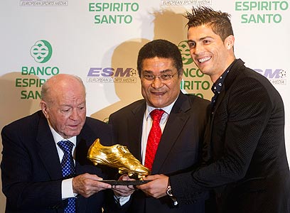 רונאלדו עם יוזביו ודי סטפאנו. פעם שניה שהוא זוכה בפרס (צילום: רויטרס) (צילום: רויטרס)