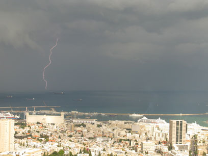 סערה במפרץ חיפה (צילום: מונט גלפז ) (צילום: מונט גלפז )