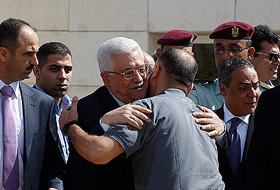 Abbas welcomes freed prisoners (Photo: Reuters)