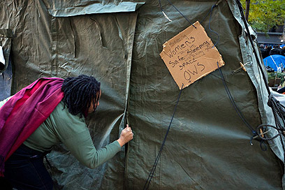 האמצעי הבטוח? אוהל לנשים בלבד בפארק זוקוטי (צילום: AP) (צילום: AP)
