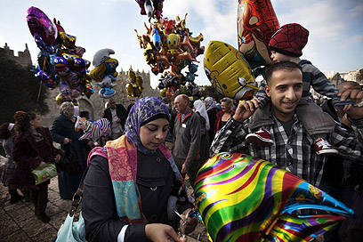 חגיגה משפחתית. שער שכם, ירושלים (צילום: AFP) (צילום: AFP)